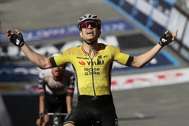 Wout van Aert wint sensationele negende etappe van de Giro d’Italia over het grind terwijl Isaac Del Toro roze pakt….