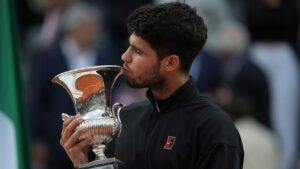 Carlos Alcaraz demostró ser demasiado fuerte para el favorito local Jannik Sinner en la final del Abierto de Italia, ganando 7-6 (7-5) 6-1 en Roma….