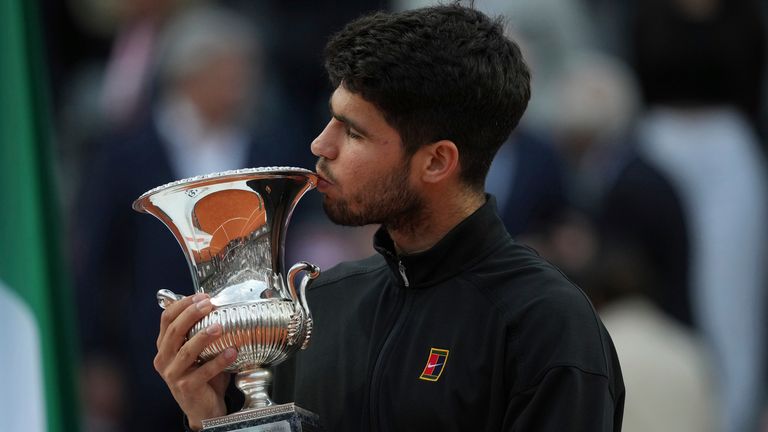 Carlos Alcaraz demostró ser demasiado fuerte para el favorito local Jannik Sinner en la final del Abierto de Italia, ganando 7-6 (7-5) 6-1 en Roma….