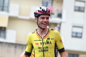 Van Aert overwoog om te stoppen (zowel met de Giro als met zijn carrière), maar weet nu: “Strade…..