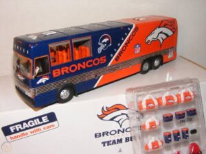 🚨 WE ARE… ROLLING IN LUXURY! Denver Broncos Icon Gifts Team Two Stunning Buses: “This Program Gave Me Everything”…