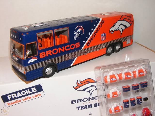 🚨 WE ARE… ROLLING IN LUXURY! Denver Broncos Icon Gifts Team Two Stunning Buses: “This Program Gave Me Everything”…