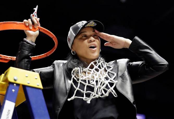 BREAKING: NCAA National Champion Coach Dawn Staley Honored with Prestigious Award — Fans Celebrate Another Historic Milestone…